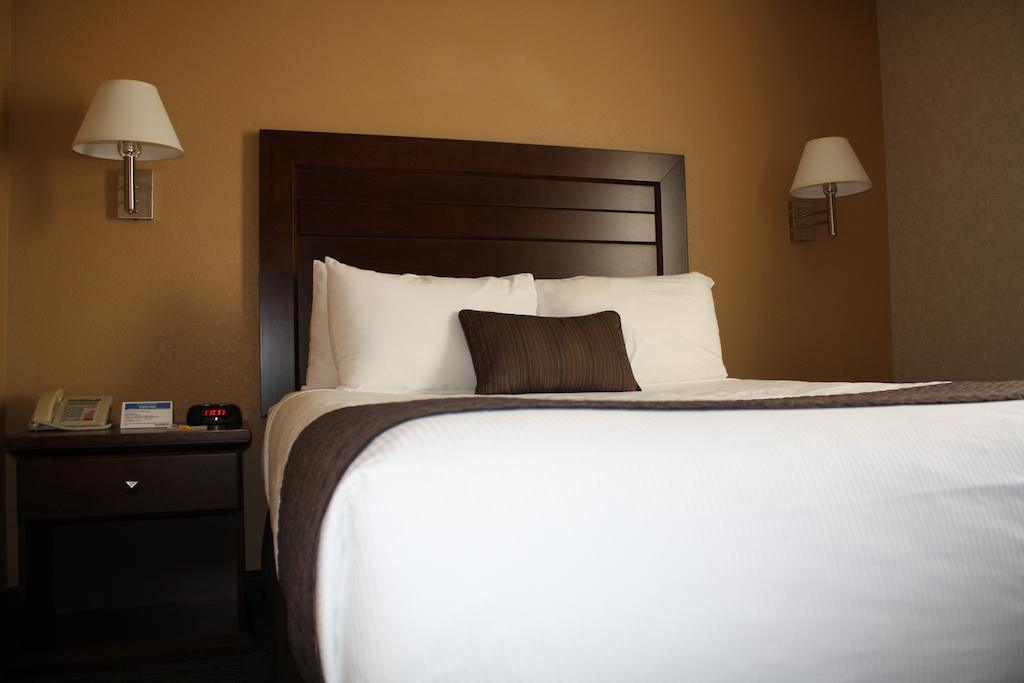 Days Inn by Wyndham Estevan Eksteriør bilde